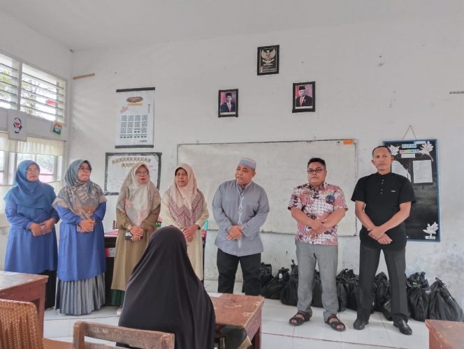 
					MTsN 3 SolSel berbagi dengan masyarakat