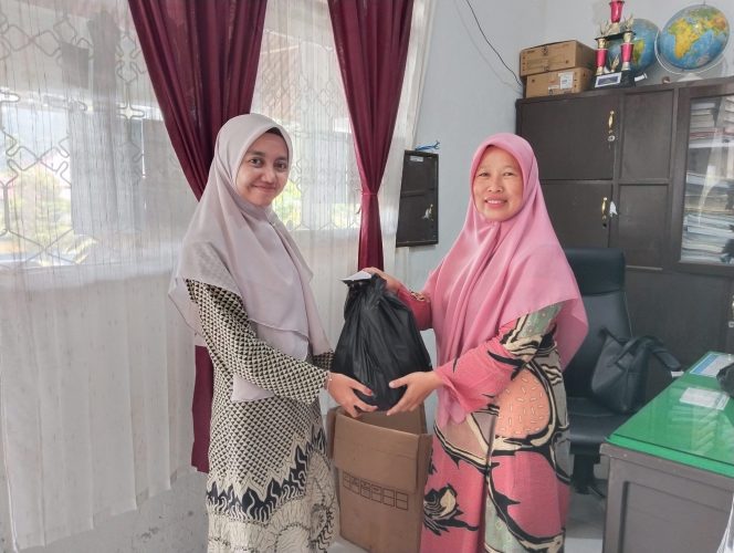 
					MTsN 3 SolSel berbagi di bulan yang suci