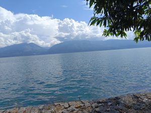 Riak, perjalanan
Riak dengan danau 
Ombak dengan laut
Kaki melangkah
Tangan mengayun
Mengayunkan langkah untuk perjalanan ini
Menuju cita-cita dan pengharapan
Yang sedang menanti

