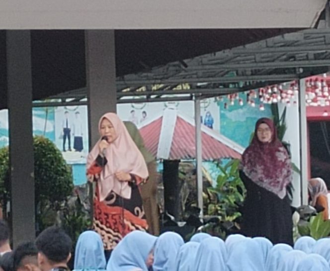 
					Waka kurikulum Reni Adriani mengevaluasi pelaksanaan AM hari keempat