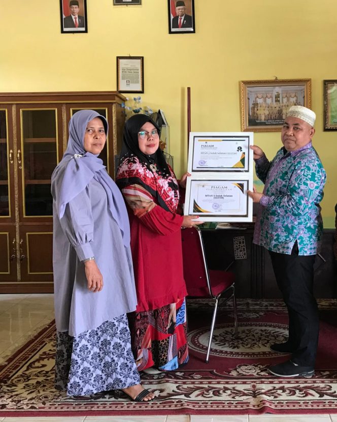 
 Prestasi Bendahara MTsN 3 SolSel,Nopi Yendri, Peraih Penghargaan KPPN 3 Semester Berturut-turut.