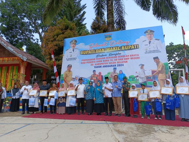 
					Siti Azzahra Menerima Penghargaan Dari Bank Nagari