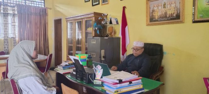
					Miftah Syafri Guru PJOK MTsN 3 SolSel di Supervisi Kepala Madrasah