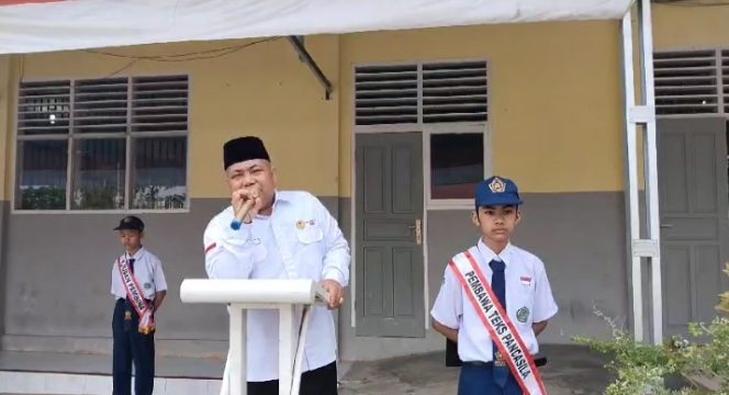 
					H. Jasrul Mengapresiasi Petugas Upacara Kelas 8.1