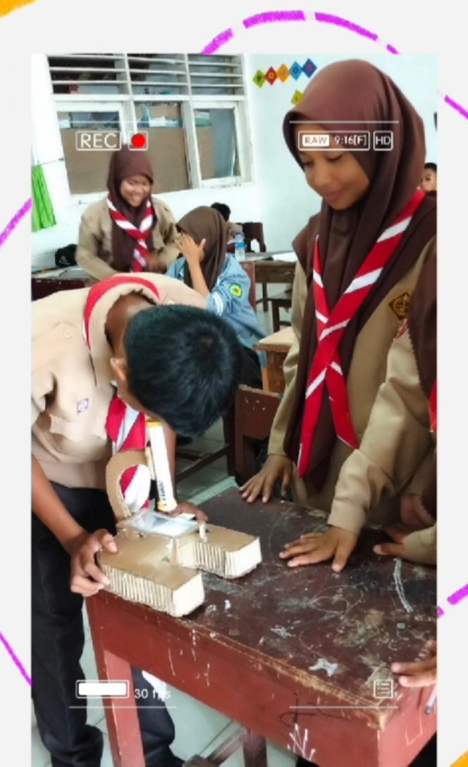 
 Linda Mayang Sari Memotivasi Siswa Membuat Mikroskop Optik Dari Barang Bekas