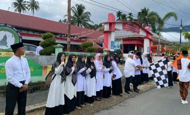 
					Plt Kakankemenag SolSel Syafra Haradi Mengapresiasi Acara Pawai Maarak Bungo Lamang MTsN 3 Solok Selatan