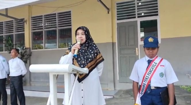 
					Ratna Juita Guru SKI MTsN 3 Solok Selatan Menjadi Pembina Upacara Bendera