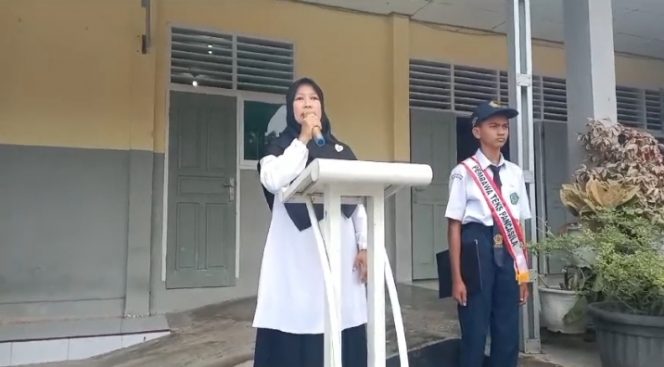 
					Reni Adriani Menjadi Pembina Upacara di MTsN 3 Solok Selatan