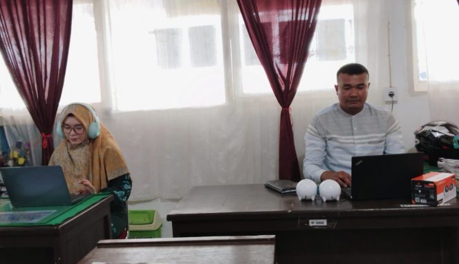 
					Dua Orang Guru MTsN 3 Solok Selatan Almi Yusdi dan Feni Afriani Mengikuti Bimtek AKMI