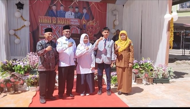 
 Kakankemenag Padang Panjang Mengalungkan Kokarde Kepada Siswa MTsN 3 SolSel Okta Mezo Maulana Putra