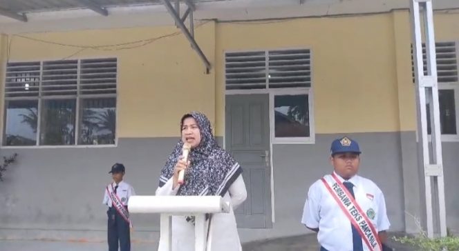 
					Riza Forina Waka Sarpras MTsN 3 SolSel Pembina Upacara Bendera
