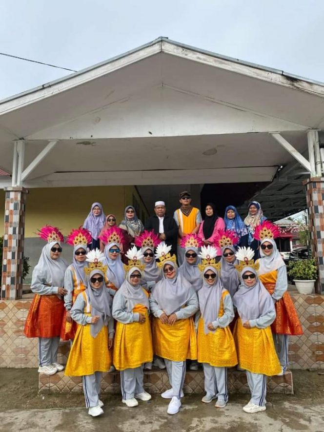 
					Kemad H. Jasrul Lepas Tim Gerak Jalan Kreasi Guru MTsN 3 Solok Selatan