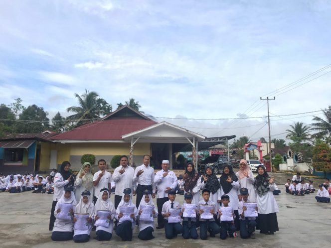 
					Kamad H. Jasrul Menyerahkan Baju Seragam Sekolah Dari Pemda Solok Selatan