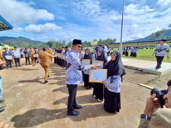 
					Hutri wanti waka humas MTsN 3 Solok Selatan Menerima Penghargaan Literasi dari pemerintah Daerah kabupaten Solok Selatan