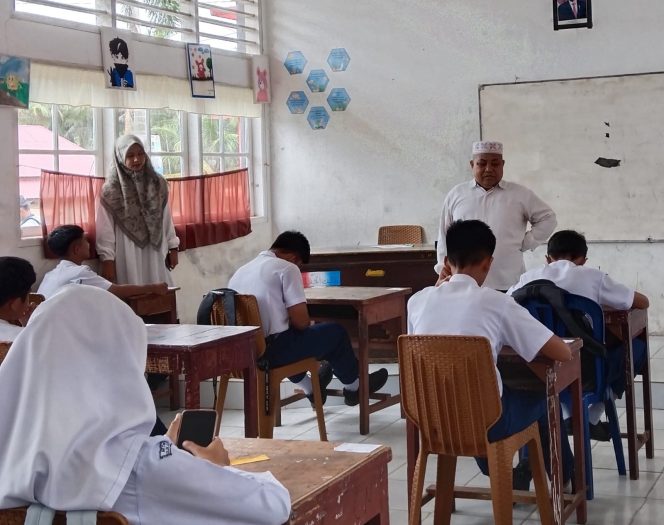 
					Kepala MTsN 3 Solok Selatan Monitoring Pelaksanaan Ujian Online Menggunakan HP/Komputer