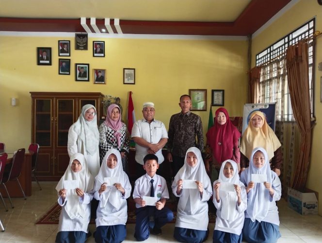 
					Penyerahan Bantuan dari Baznas Kemenag Solok Selatan Kepada Siswa MTsN 3 Solok Selatan