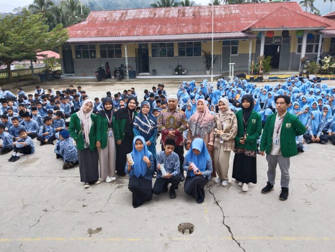 
					Kolaborasi Siswa kelas 9.2, Guru dan Mahasiswa KKN UNAND pada acara Muhadharah