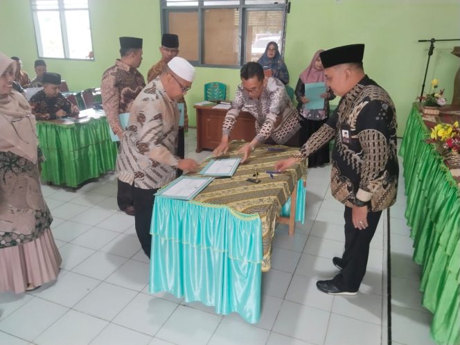
					Kamad H. Jasrul Tanda tangani Perjanjian Kinerja Kepala Madrasah Tahun 2025