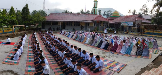 
					Shalat Dhuha berjamaah dan Taushiyah Dasril Yanto di lapangan MTsN 3 Solsel
