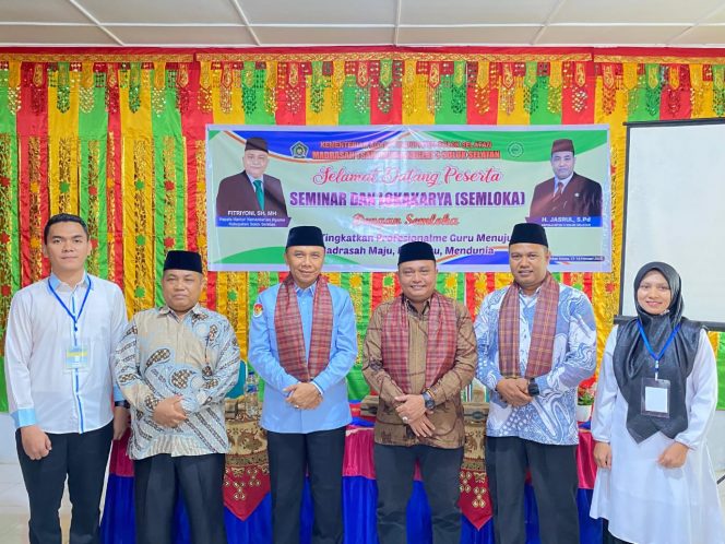 
					Kabid Penmad Kanwil Kemenag Sumbar Hendri Panidias membuka acara SEMLOKA di MTsN 3 Solok Selatan
