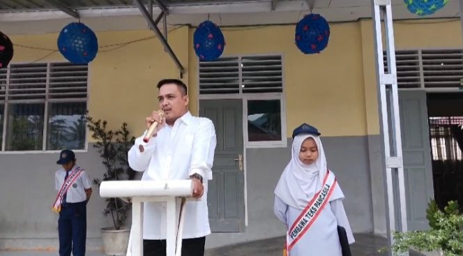 
					Getri Indra Piola Guru Bahasa Indonesia Menjadi Pembina Upacara Bendera di MTsN 3 Solok Selatan