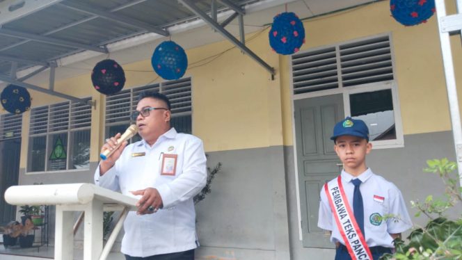 
					Dasril Yanto guru MTsN 3 Solok Selatan Menjadi Pembina Upacara Bendera