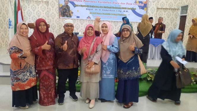 
					Kamad MTsN 3 Solok Selatan Mengikuti Sosialisasi Kurikulum cinta dan deep learning