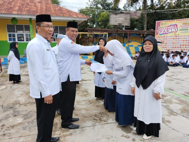 
					Torehkan prestasi, 2 siswi MTsN 3 Solok Selatan terima Piagam penghargaan
