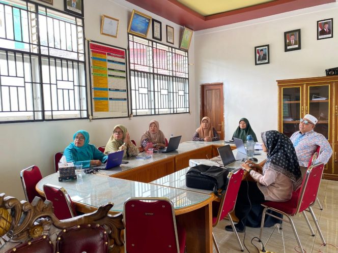 
					Petinggi MTsN 3 Solok Selatan, Persiapkan slide bahan tayang PKKM