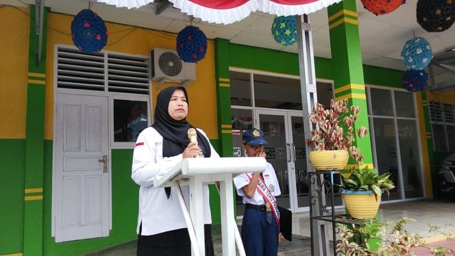 
					Waka Sarpras Riza Forina Menjadi Pembina Upacara Bendera di MTsN 3 Solok Selatan