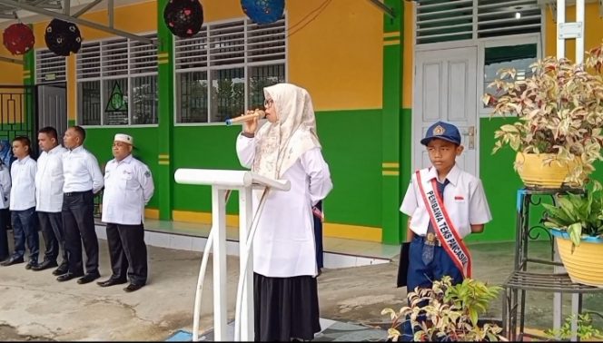 
					Arti sebuah nilai, amanat waka kesiswaan Gusfira Susanti pada upacara bendera MTsN 3 Solok Selatan