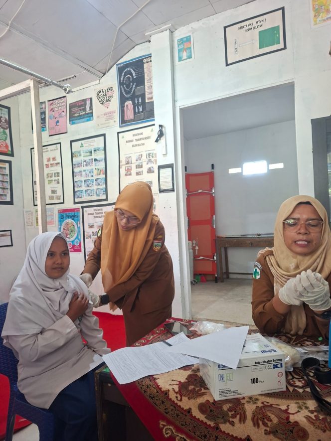 
					Siswa perempuan MTsN 3 Solok Selatan Mendapatkan Imunisasi HPV secara gratis