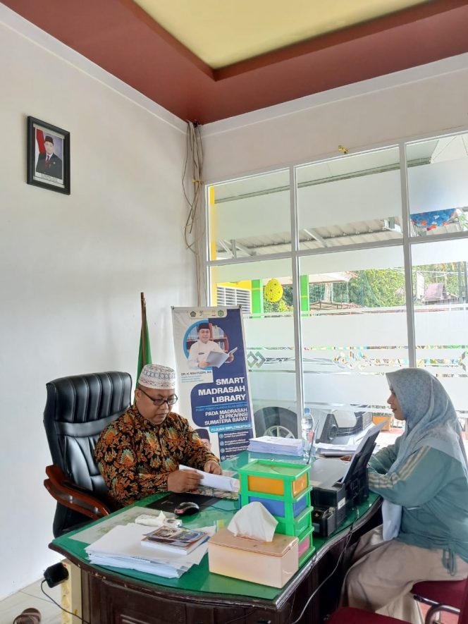 
 Kepmad H. Jasrul supervisi guru Bahasa Inggris Olfa Fitriana di kelas 8.1 MTsN 3 Solok Selatan