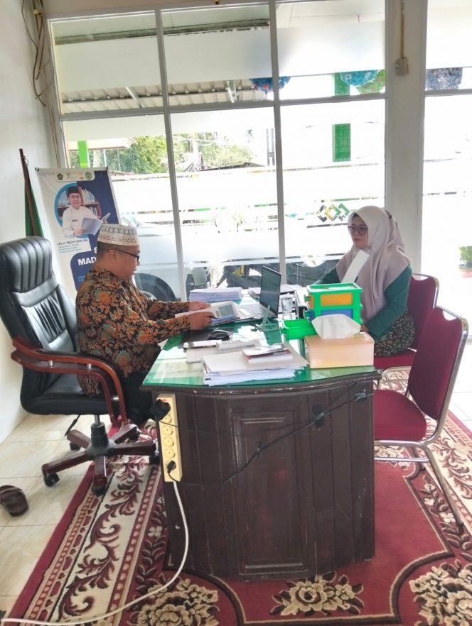 
 Supervisi akademik Ola Febriyoni di kelas 7.3 MTsN 3 Solok Selatan