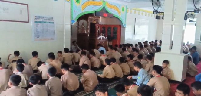 
 Abdul Muhi penyuluh KUA Pauh Duo setia imami shalat Zuhur siswa MTsN 3 Solok Selatan